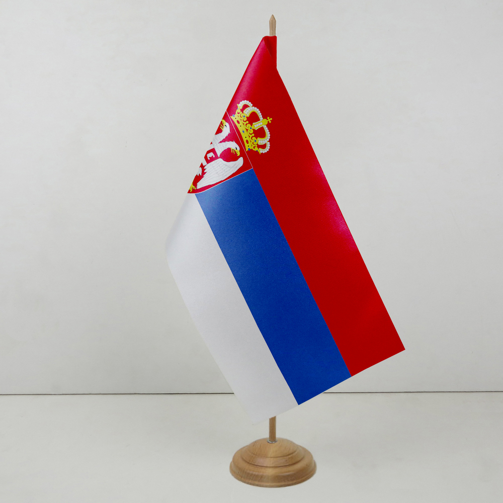 Флажок Сербии на деревянной подставке
